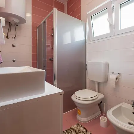1 Bedroom Lovely In * ヴィル
